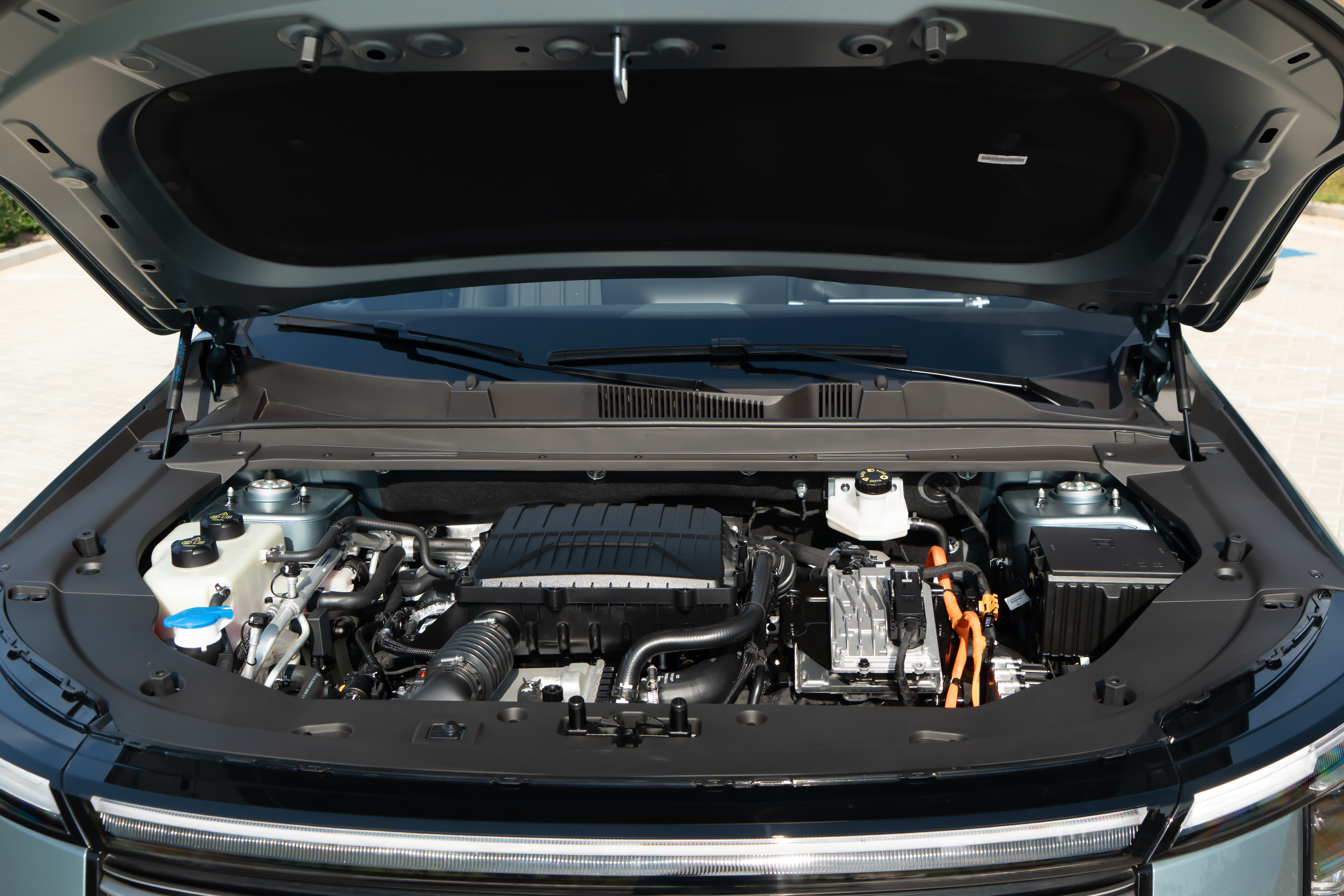 O powertrain tem motor 1.5 TGDI a gasolina com 135 cv e 20,4 kgfm, trabalhando em conjunto com um elétrico de 204 cv e 31,6 kgfm