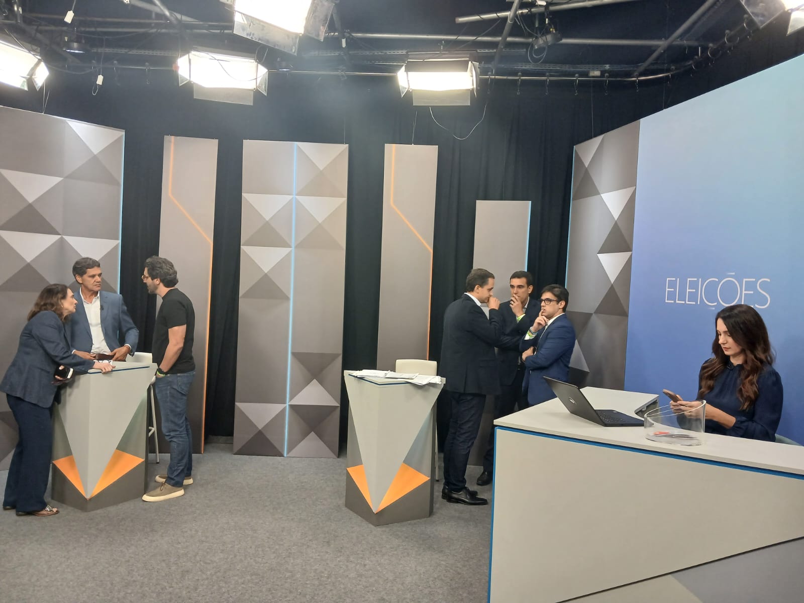 Ricardo Ferraço e Lorenzo Pazolini são orientados por assessores em intervalo do debate final da TV Gazeta