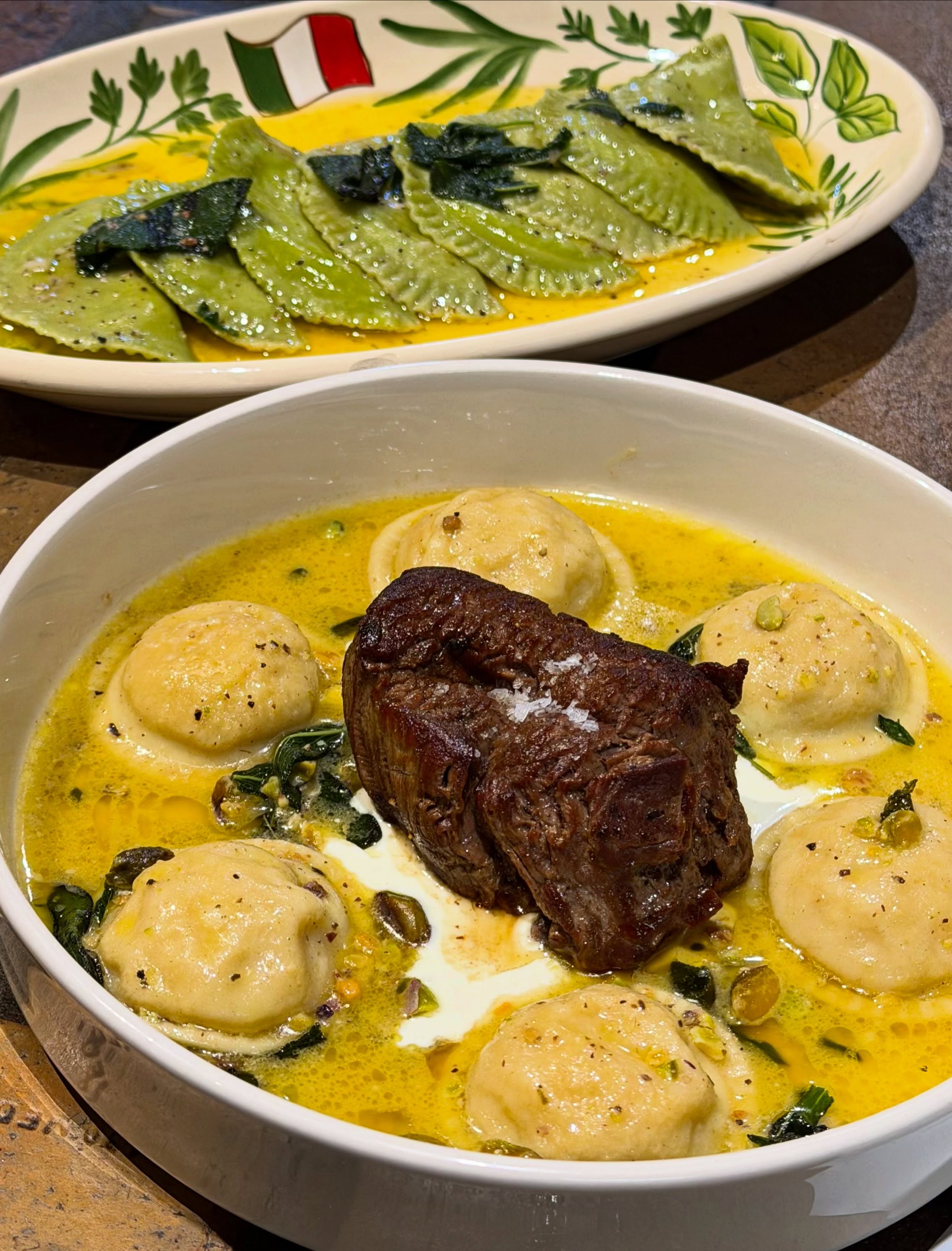 Ravióli de abóbora na manteiga e sálvia com pistache e medalhão de filé do restaurante Vila Rusticana