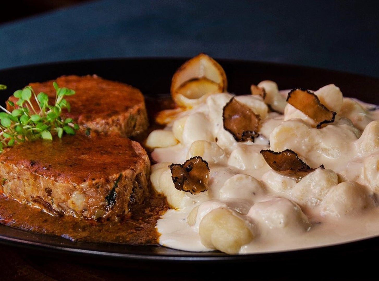 Nhoque na fonduta de brie e trufas com pernil de cordeiro do Oriundi