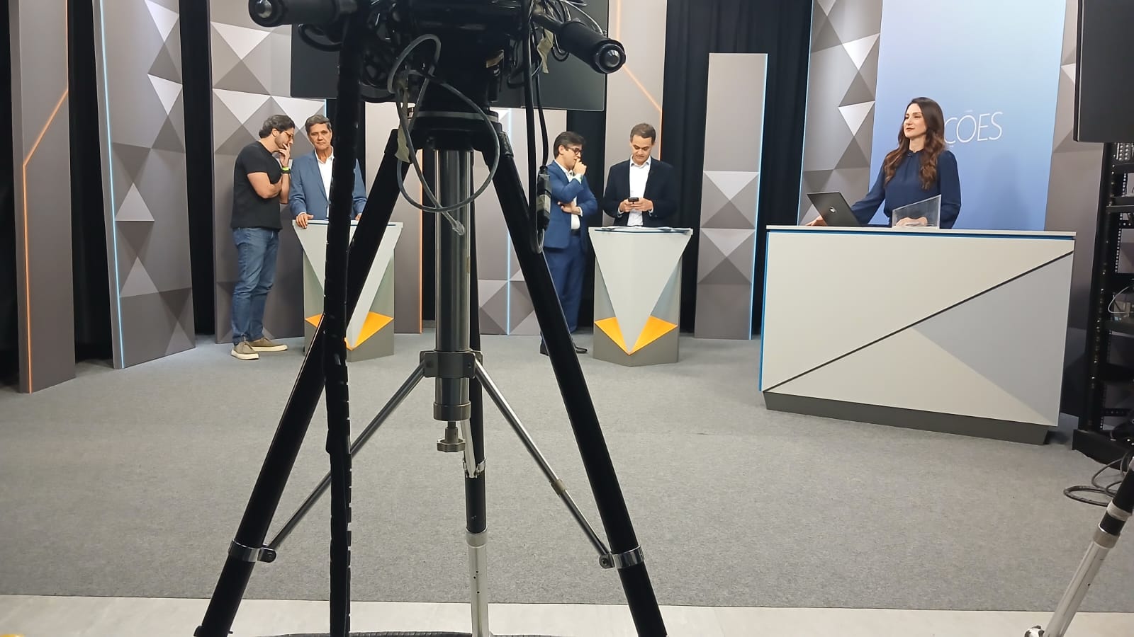Ricardo Ferraço e Lorenzo Pazolini são orientados por assessores em intervalo do debate final da TV Gazeta