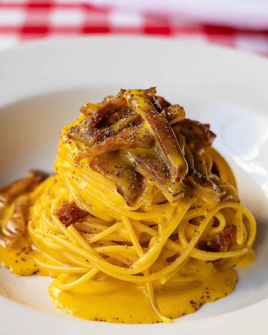 Espaguete ao carbonara clássico do restaurante Spaghetti Trattoria