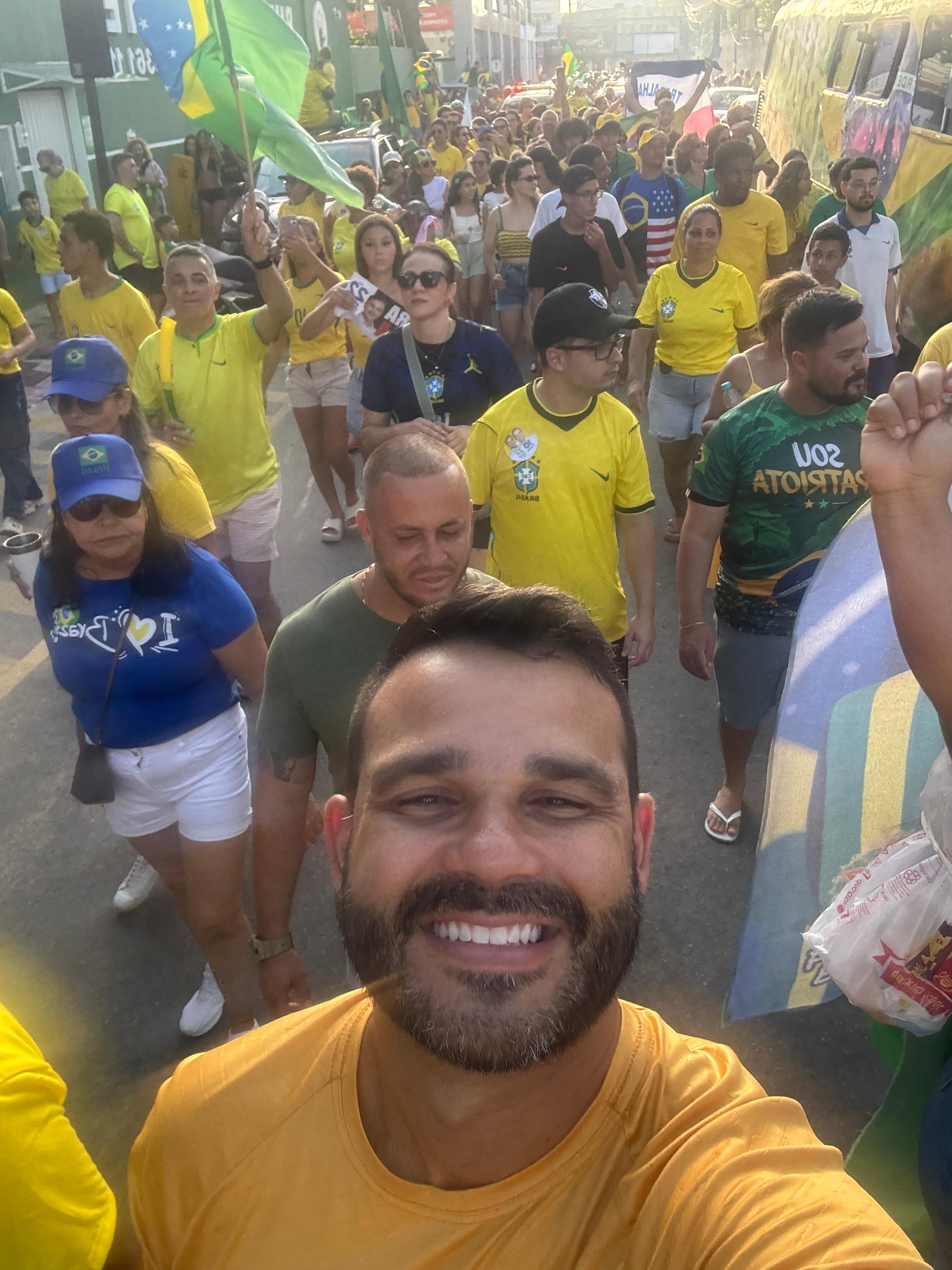 Apoiadores de Flávio Bolsonaro e Lorenzo Pazolini fazem ato em Vitória