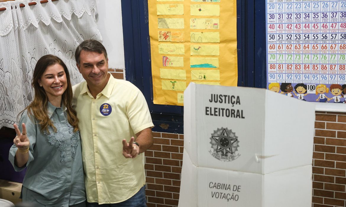 Flávio Bolsonaro votou na Escola Municipal Barão Homem de Melo, em Vila Isabel, na zona norte do Rio de Janeiro