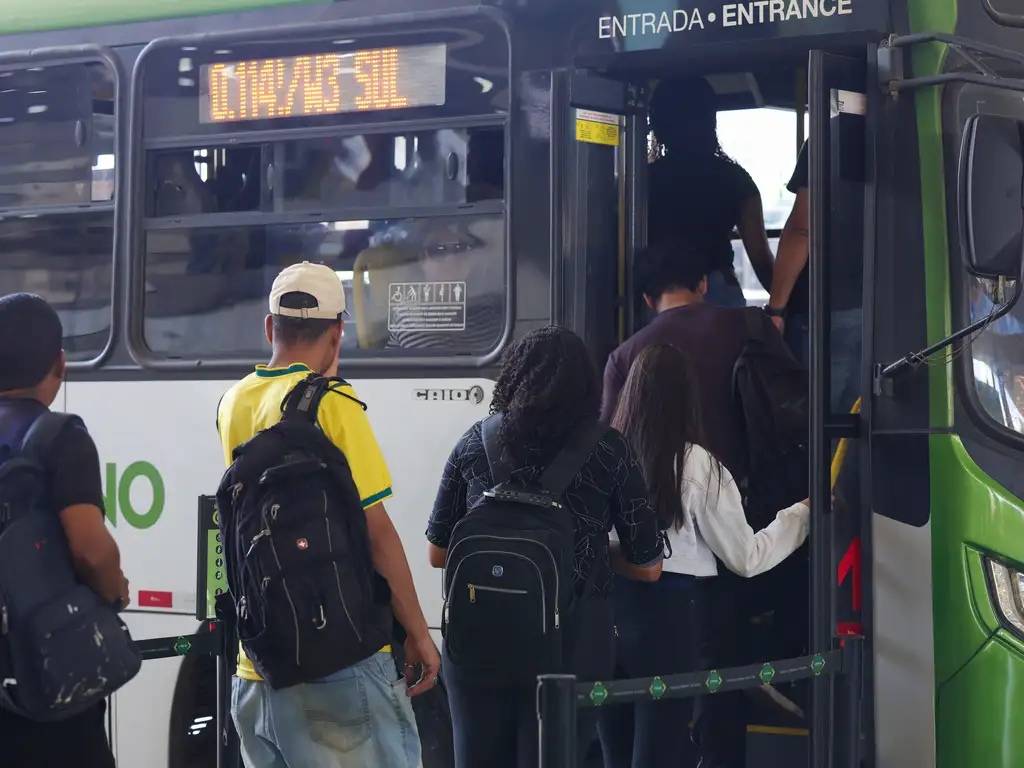Filas de passageiros e ônibus na Rodoviária do Plano Piloto de Brasília. Foto: Fabio Rodrigues-Pozzebom/ Agência Brasil