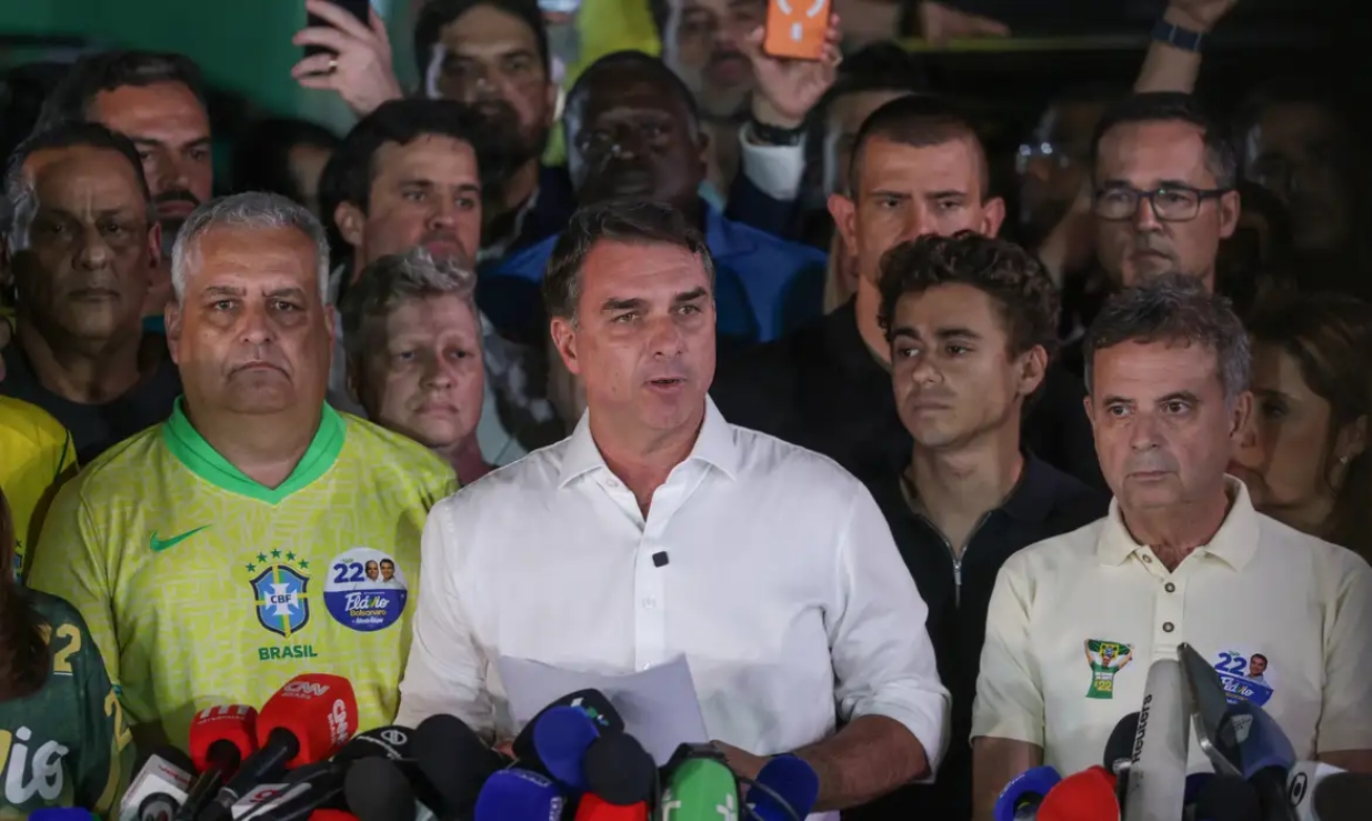 Flávio Bolsonaro não reconhece vitória de Lula