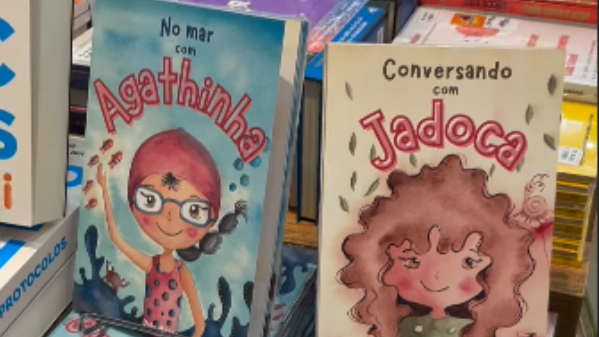 O livro explora a relação entre magia, vida marinha e descobertas atraves da visão de Agathinha