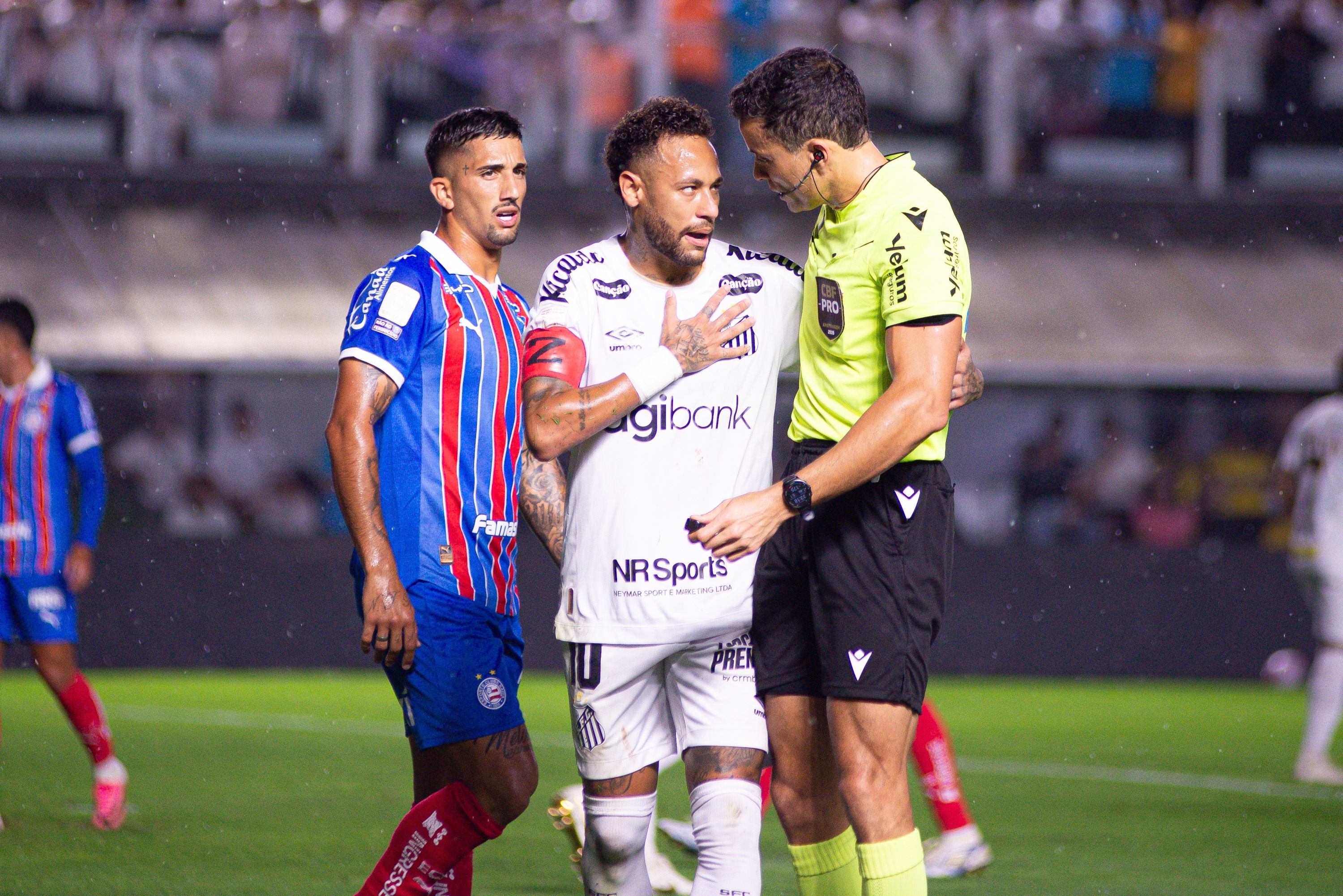 Neymar e Savio Pereira Sampaio na partida entre Santos x Bahia