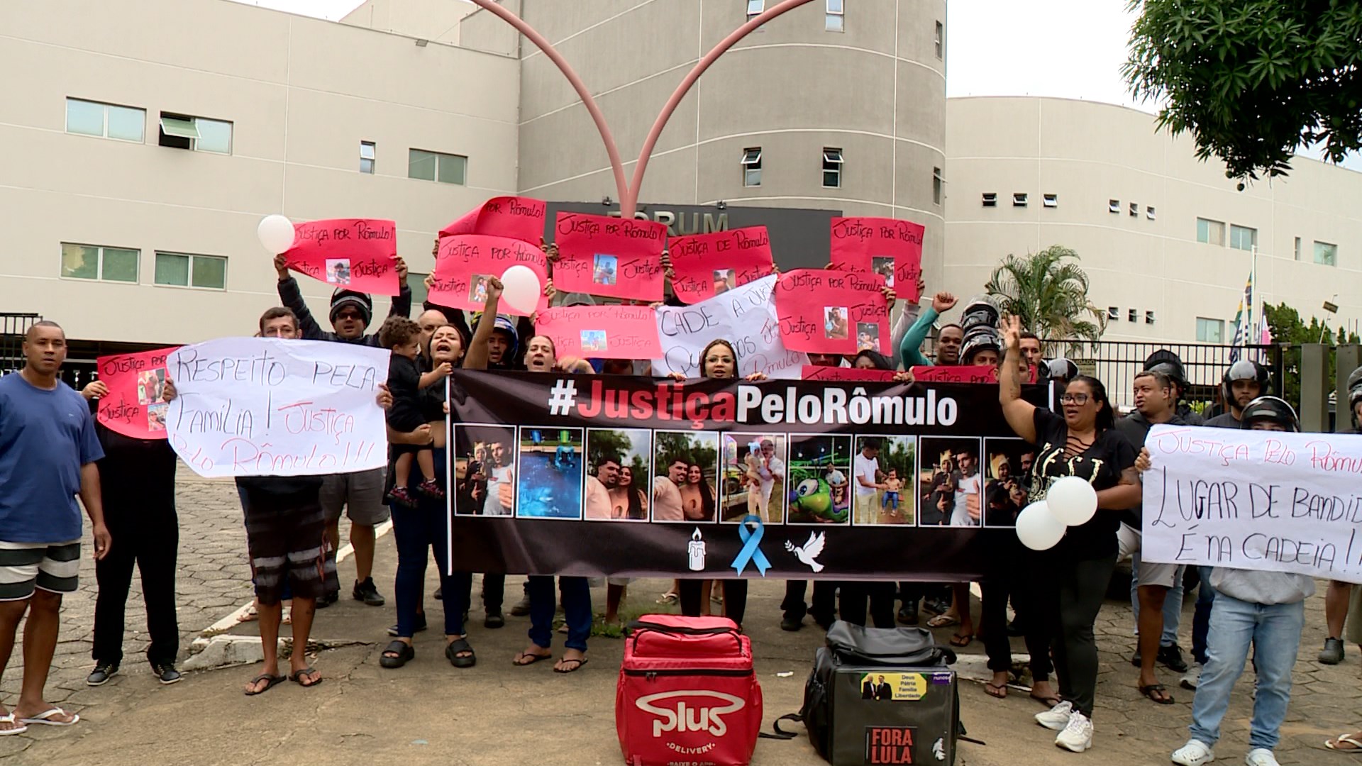 Manifestantes pedem justiça por motoboy morto em acidente em Colatina