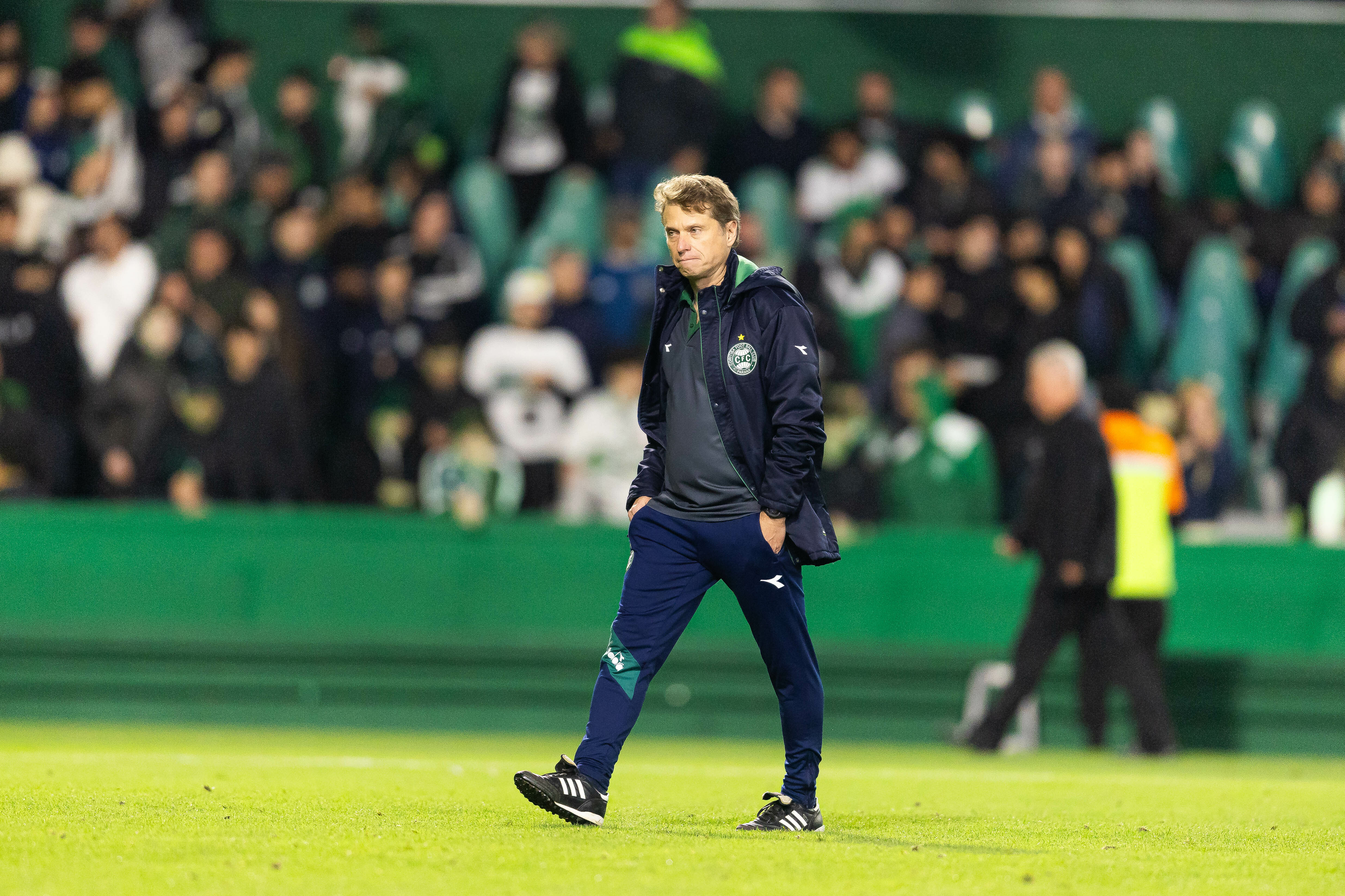 Fernando Seabra, técnico do Coritiba durante partida contra o Grêmio