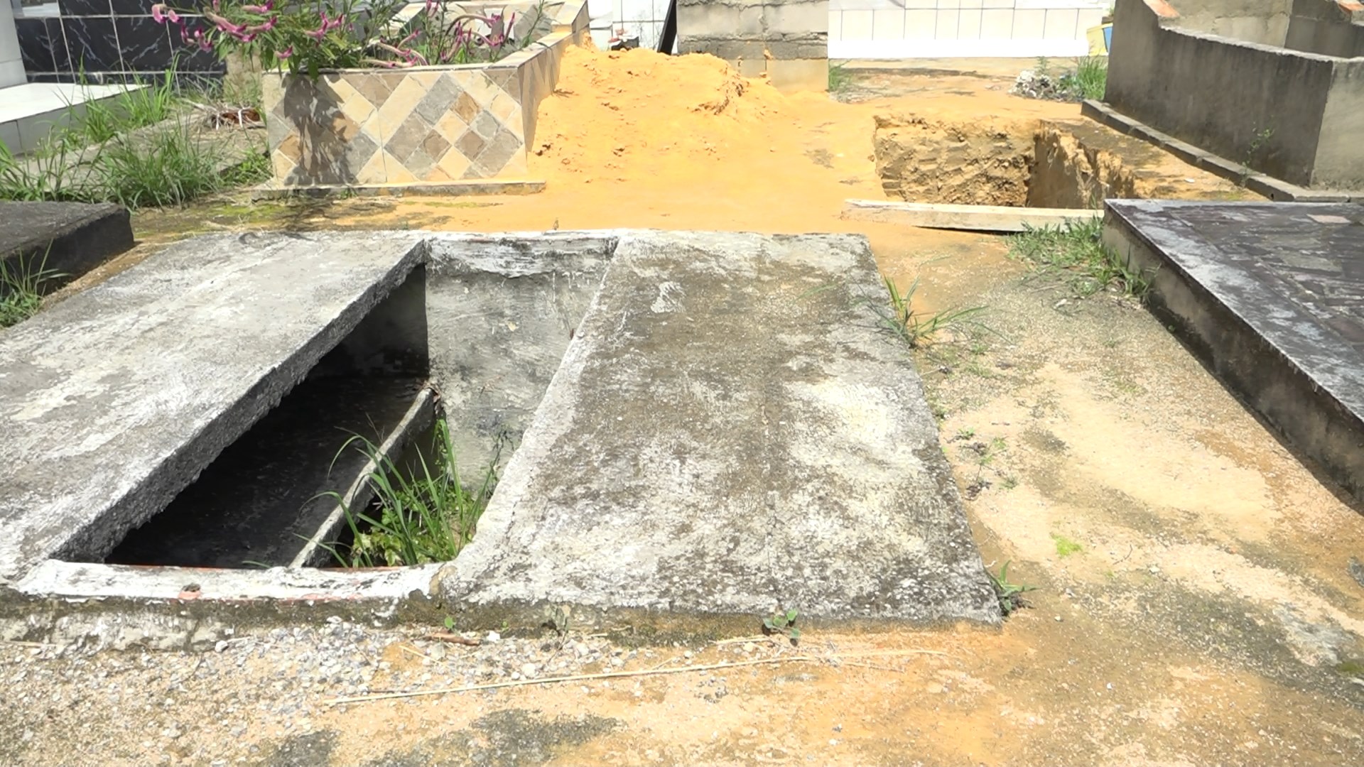 Cemitério Santo Antônio também apresenta sepulturas abertas e mato alto.
