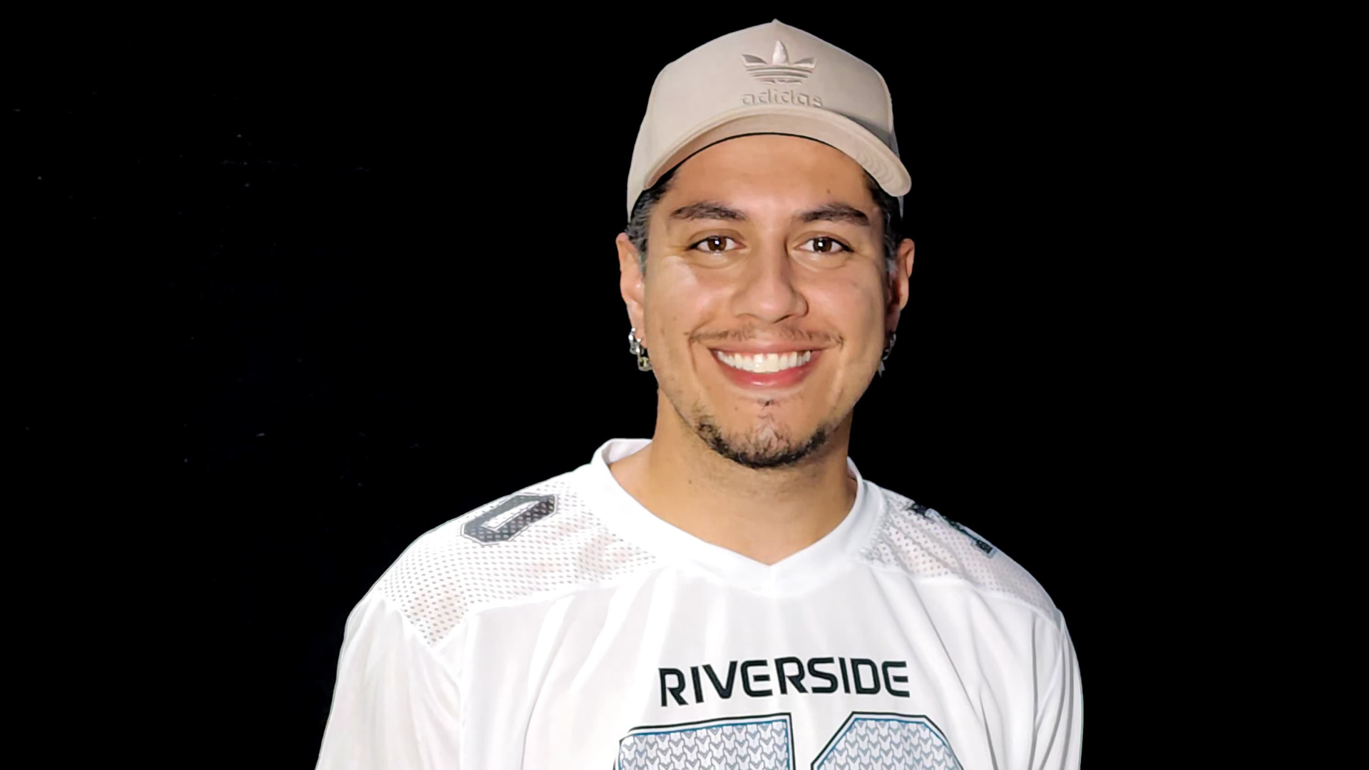 Comediante de Vitória relembra apoio familiar na carreira e comenta sobre 'resignificar' espaços