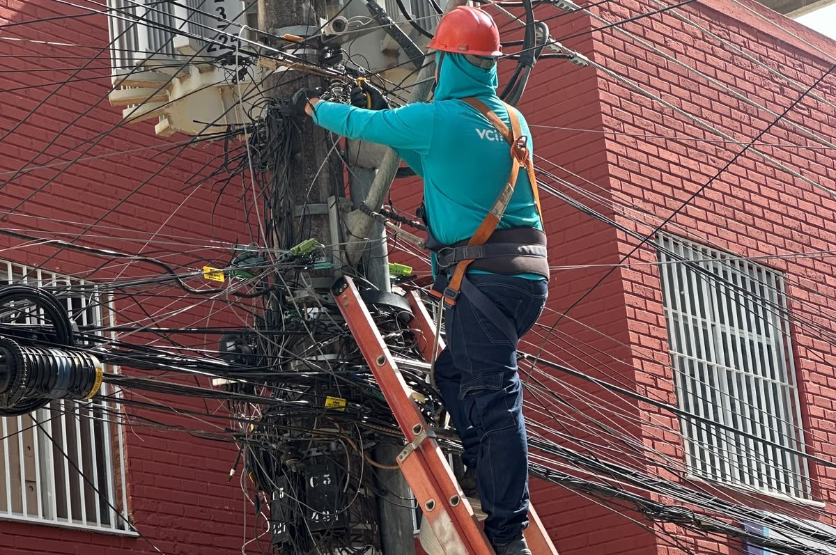 Operário remove cabos e fios inativos de poste em Colatina
