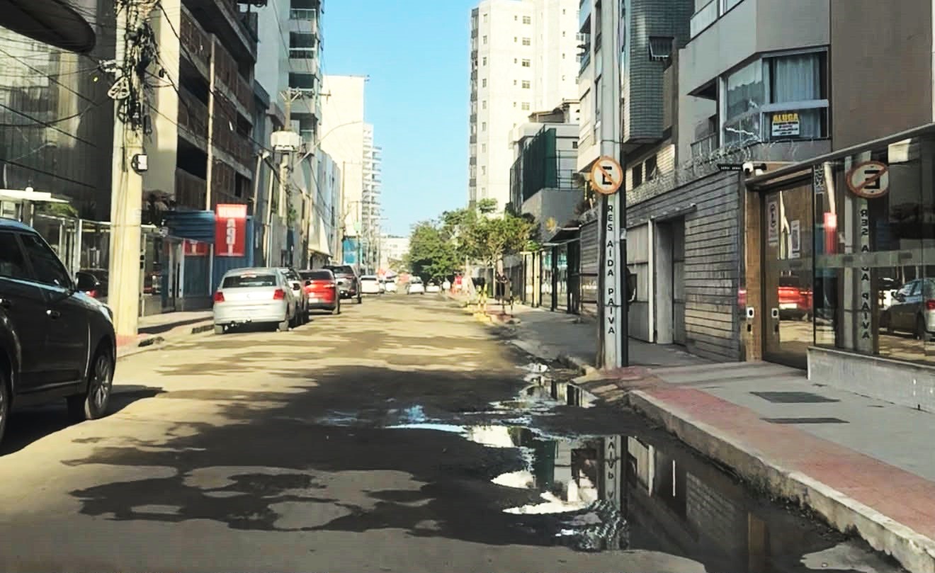 Buracos na Avenida Oceânica, uma das principais da Praia do Morro, em Guarapari