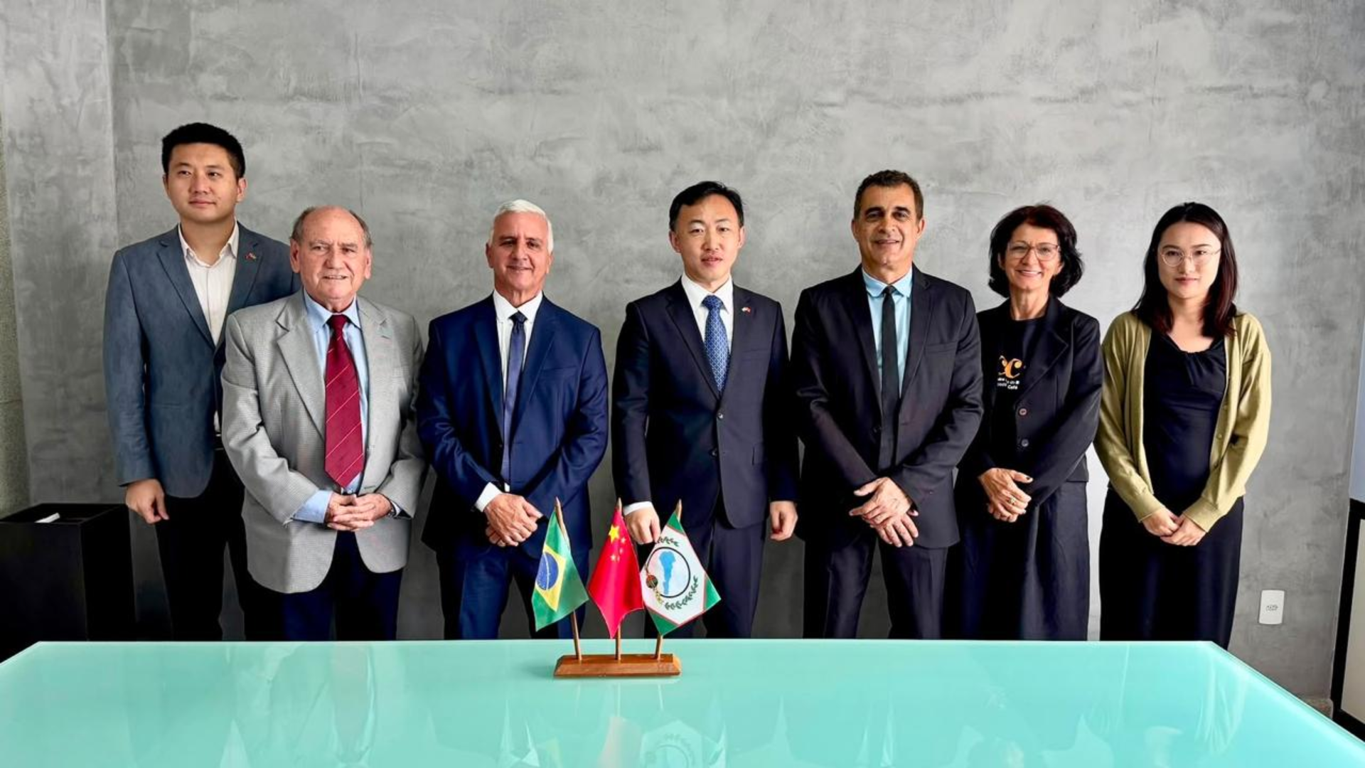 Membros da Prefeitura de Jagauré com representantes de empresasa chinesas durante a Feira Internacional do Café Conilon em 2025.