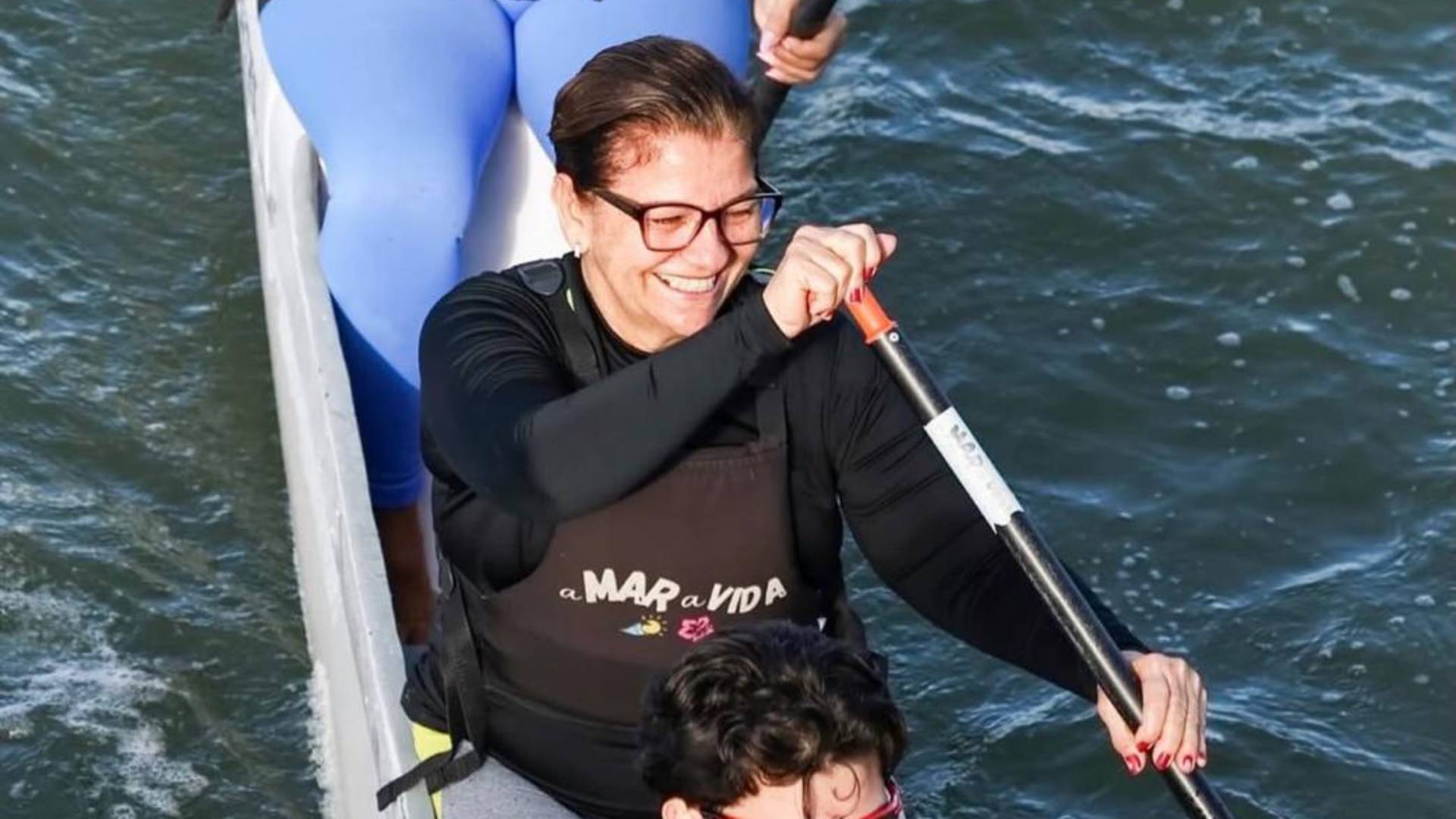 Entre cafés compartilhados, medalhas no Campeonato Brasileiro e remadas da chuva ao nascer do sol, o grupo aMar a Vida reúne mais de 250 mulheres todo sábado.