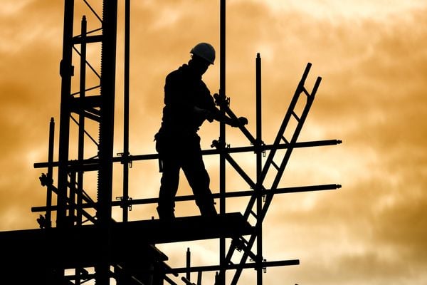 No Brasil, a média é de uma morte por acidente de trabalho a cada 4 horas nos últimos dez anos Garantir a segurança do trabalho na construção civil é imprescindível