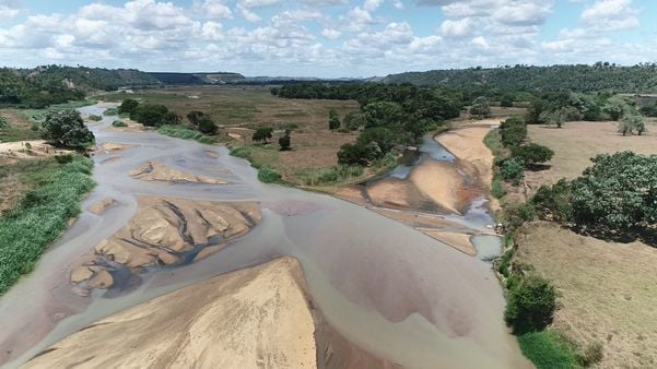 Rio São Mateus aparece seco à direita da imagem Rio São Mateus com vazão reduzida