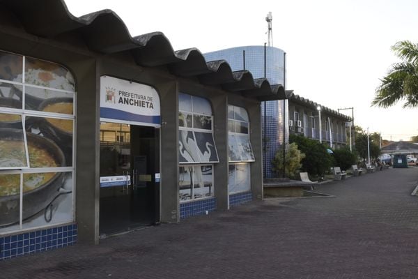 Anchieta (ES) lança concurso para 64 cargos na rede municipal de ensino; salários chegam a R$ 8.640,00 2 Fachada da Prefeitura de Anchieta