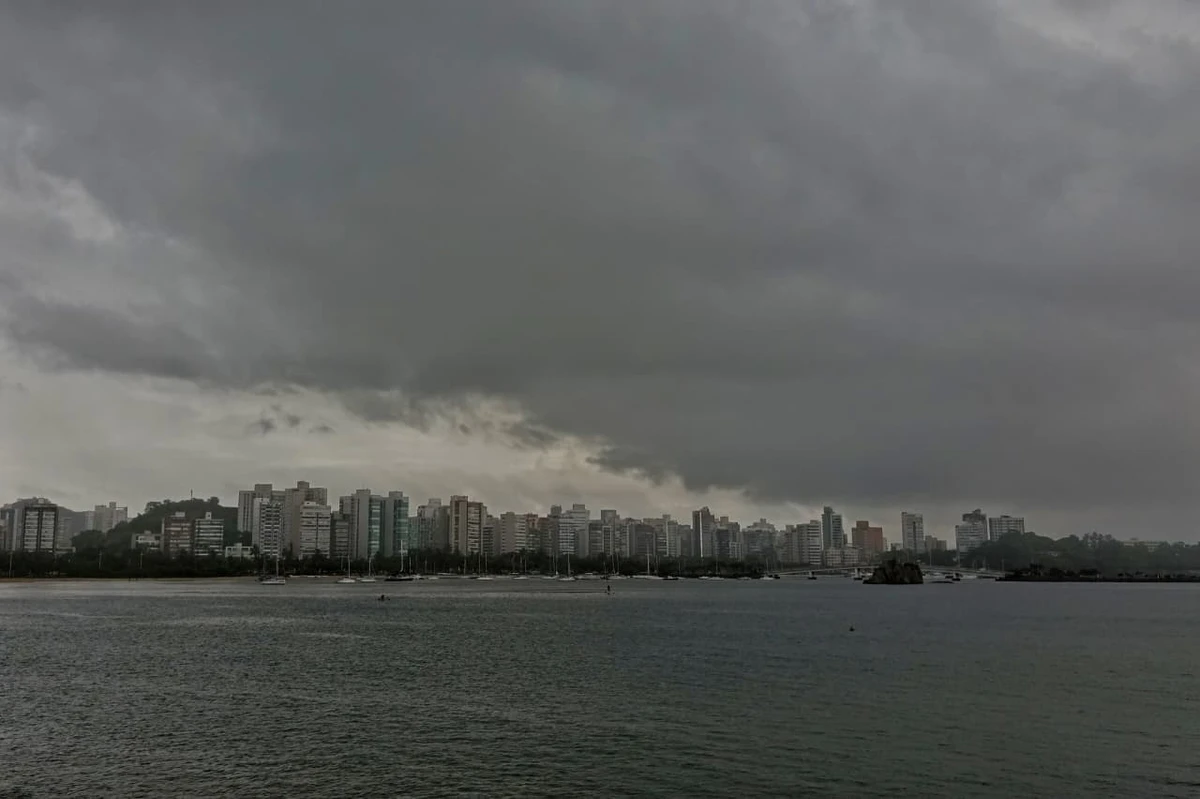 tempo nublado; tempo chuvoso; tempo fechado; chuva; chuva em Vitória