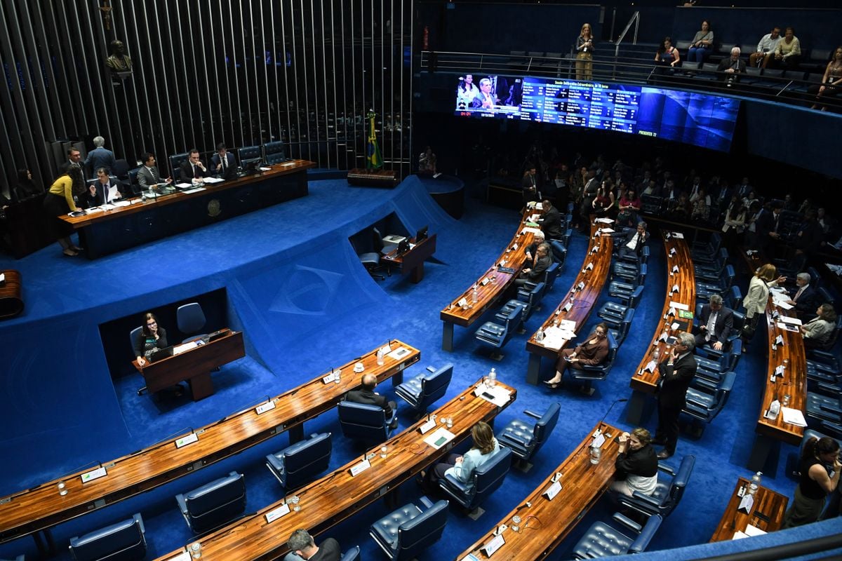 Plenário do Senado Federal durante sessão deliberativa extraordinária.