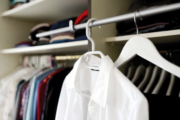 Saiba como organizar o seu guarda-roupas