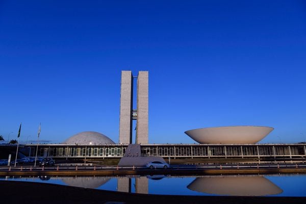 Fachada do Congresso Nacional, sede da Câmara dos Deputados e do Senado Federal, ao entardecer