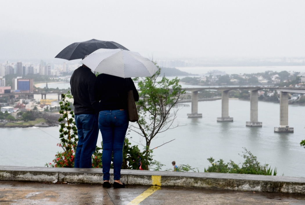 Frente fria avança sobre o Espírito Santo; Sul, Serrana, Caparaó e Grande Vitória têm até 70% de chance de chuva 2 Chuva e tempo frio