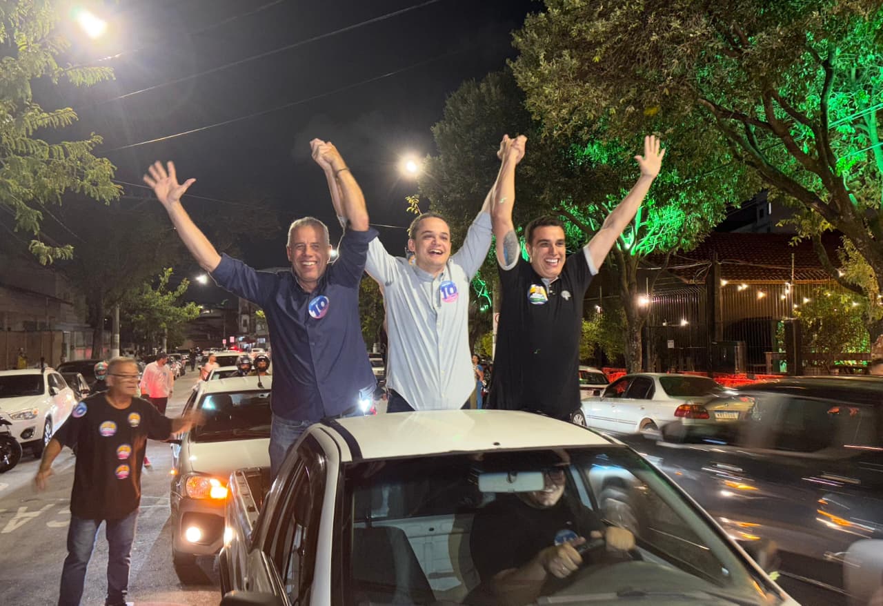 O deputado federal Evair de Melo, o candidato ao governo Lorenzo Pazolini e o presidente estadual do Republicanos, Erick Musso, em convenção do partido