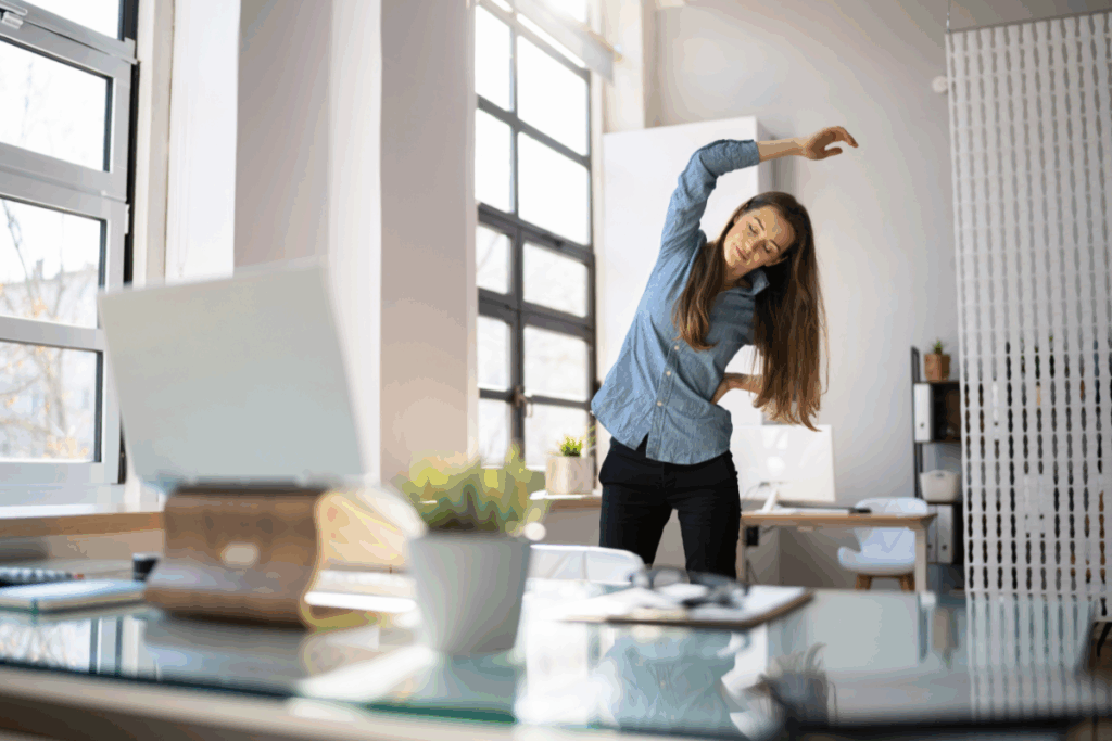 Se levantar e movimentar o corpo ao longo do dia pode ajudar a reduzir a sensação de rigidez (Imagem: Andrey_Popov | Shutterstock)