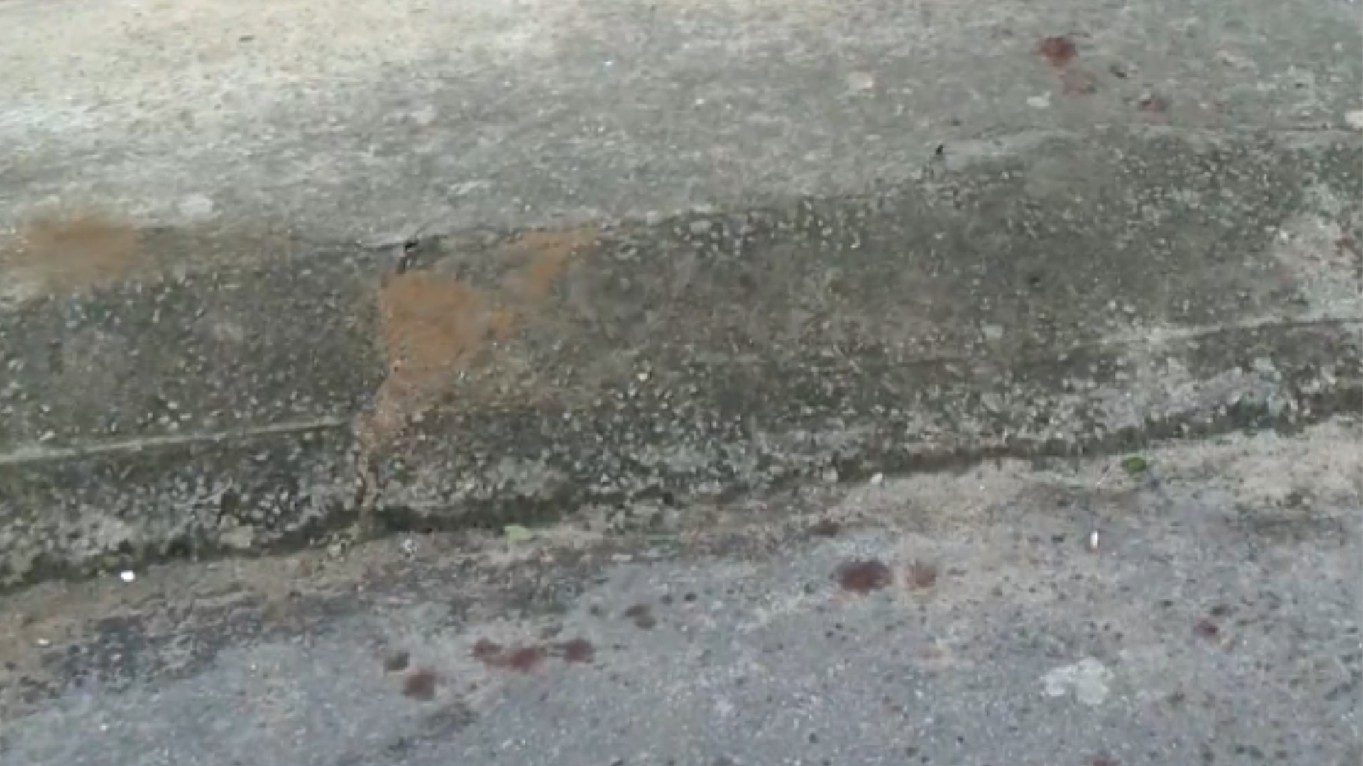 Asfalto da rua manchado de sangue após briga entre mulher, companheiro e sogros
