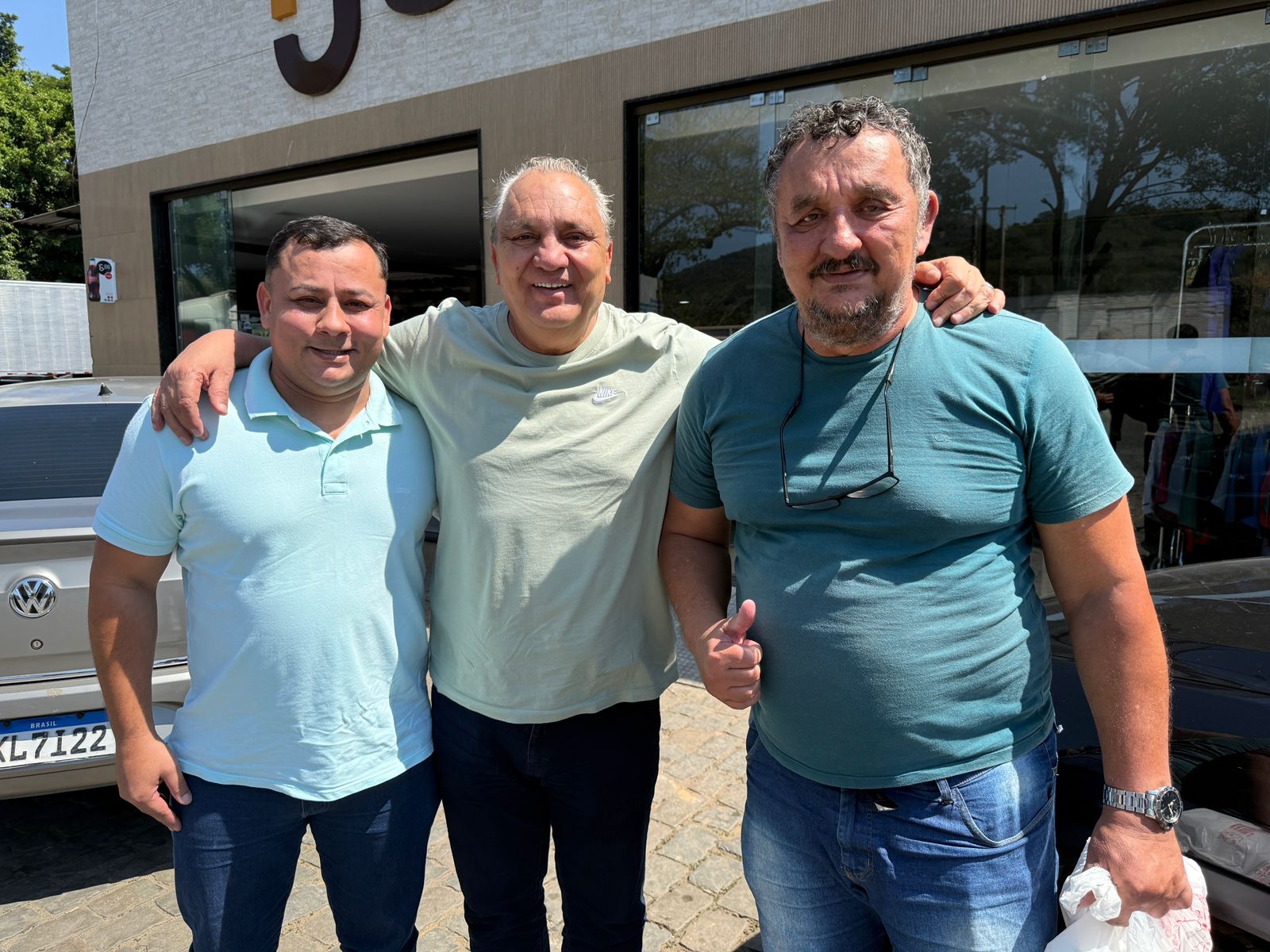 Tetracampeão Branco é reconhecido em Cachoeiro por policial batizado em sua homenagem 2 Cláudio Ibrahim ao lado de Branco