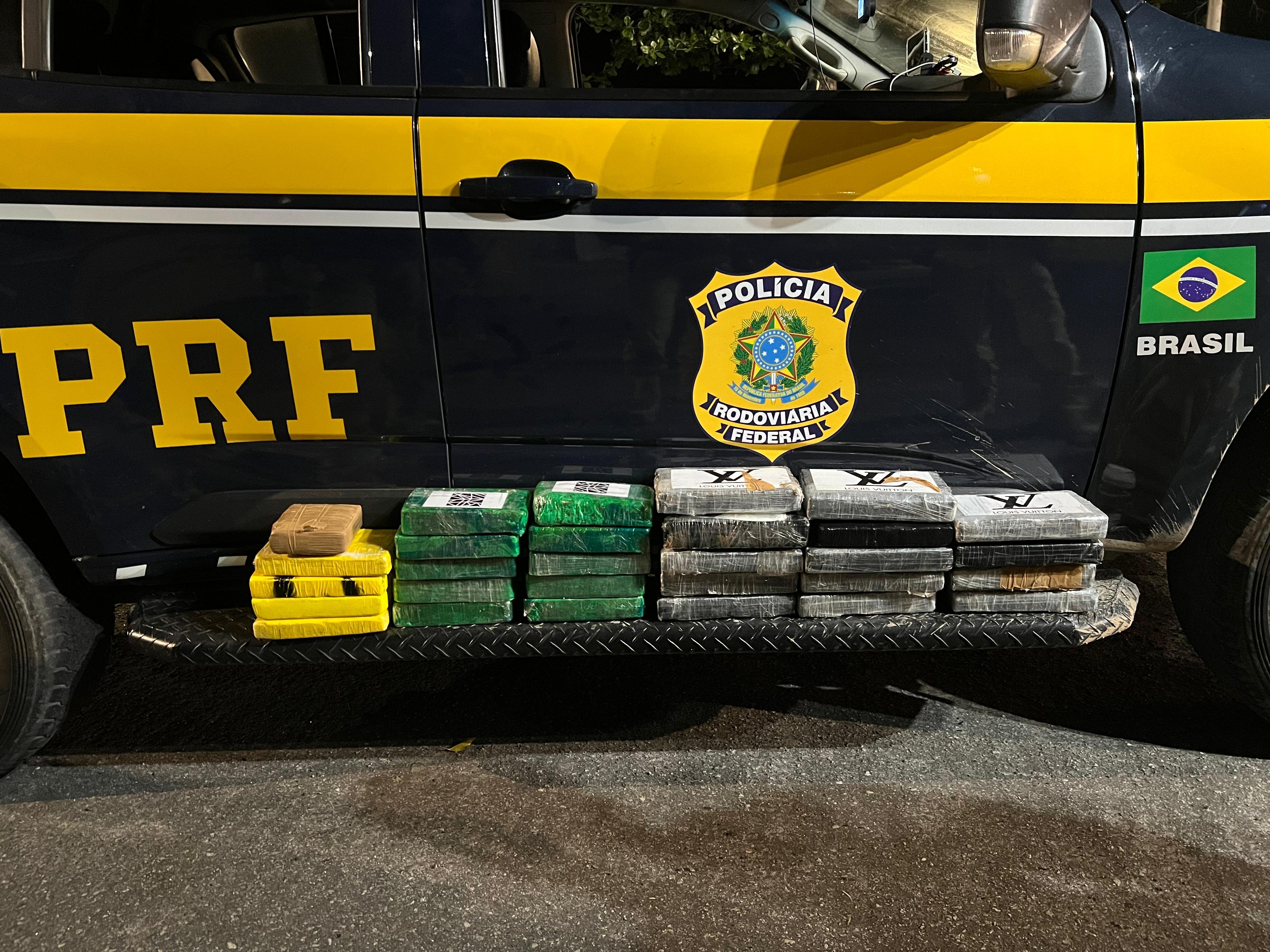 PRF apreende cerca de 30 kg de cocaína em carro na BR-101, em Itapemirim 2 Droga encontrada em carro que seguia do Rio de Janeiro para Cariacica