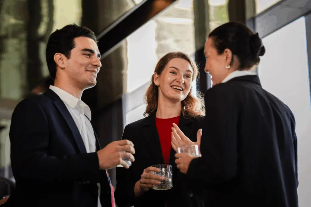 Um espaço adequado deve oferecer conforto, segurança e condições de acessibilidade para todos os participantes (Imagem: Wanwajee Weeraphukdee | Shutterstock)