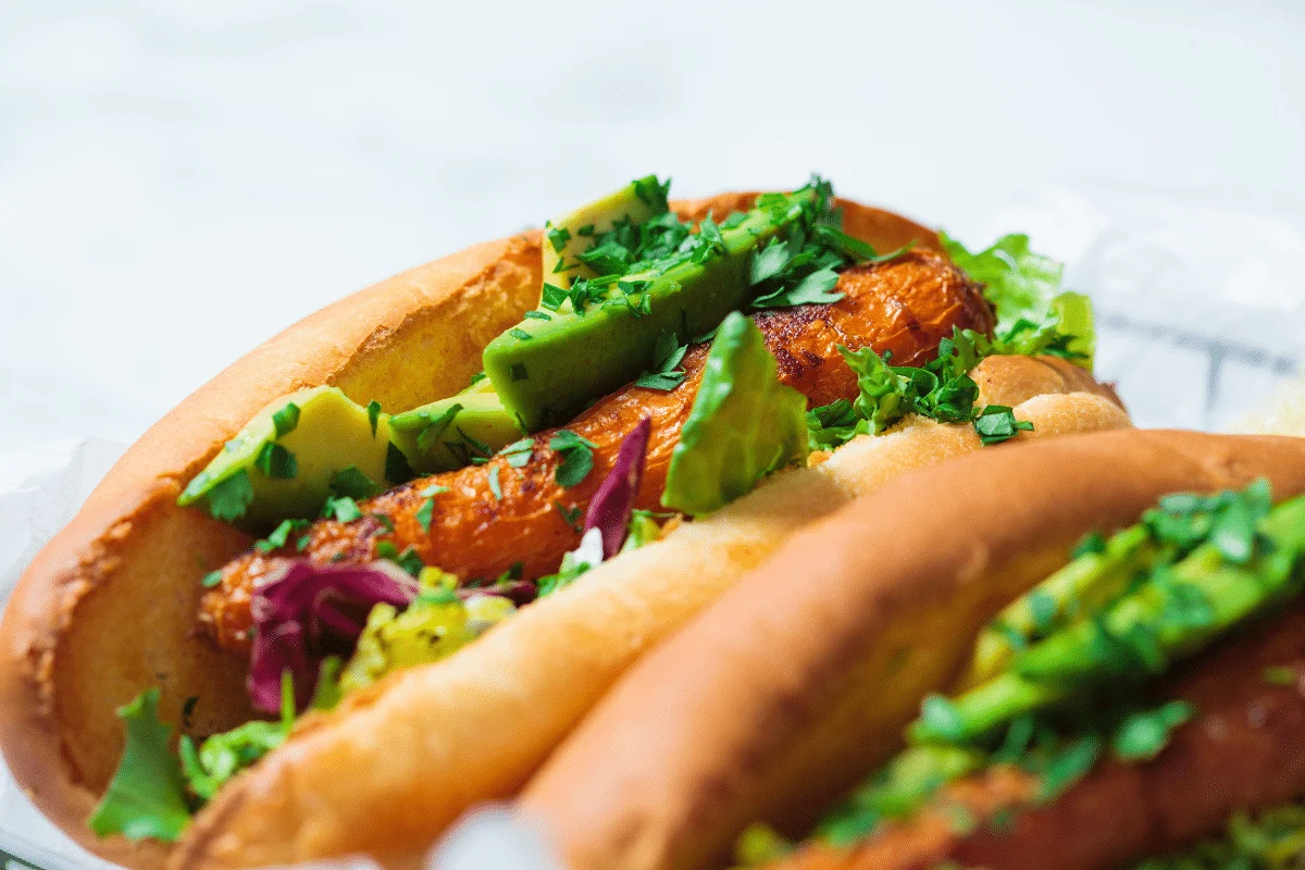 Cachorro-quente de cenoura com abacate (Imagem: Nina Firsova | Shutterstock)