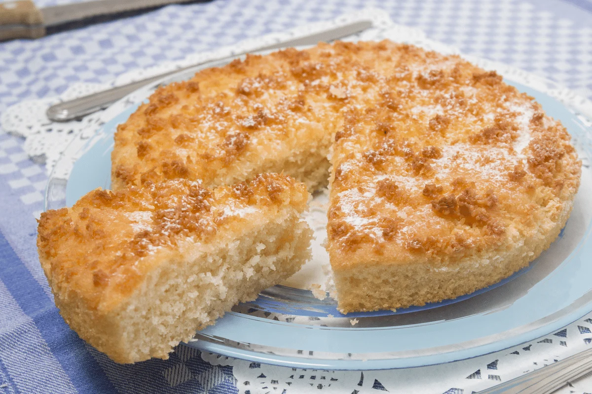 Bolo de coco com farofa crocante: receita simples e perfumada para o café da manhã de domingo 2 Bolo de coco com farofa crocante, macio por dentro e tostado por cima