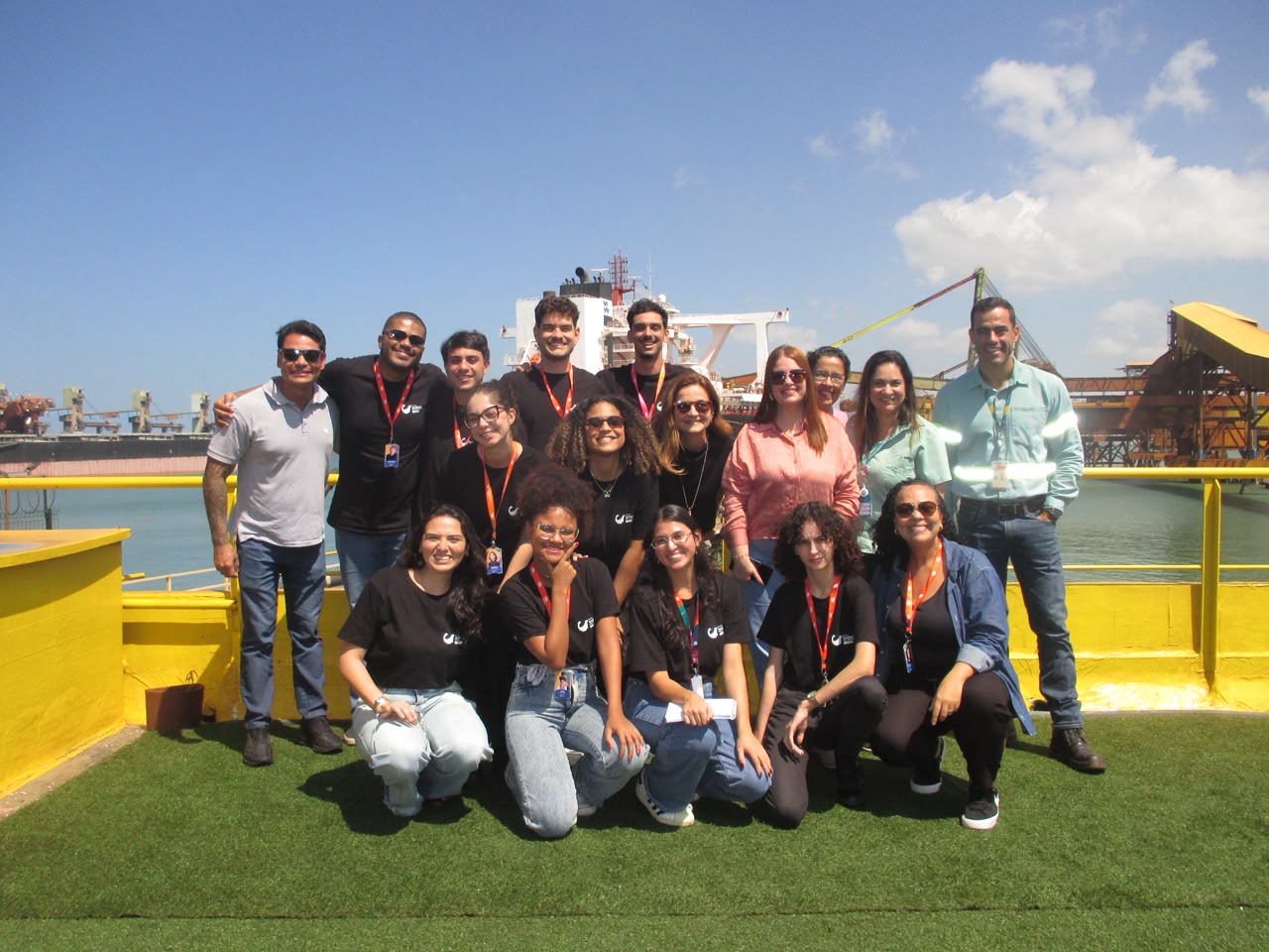 Residentes e representantes da Vale durante visita ao Porto de Tubarão