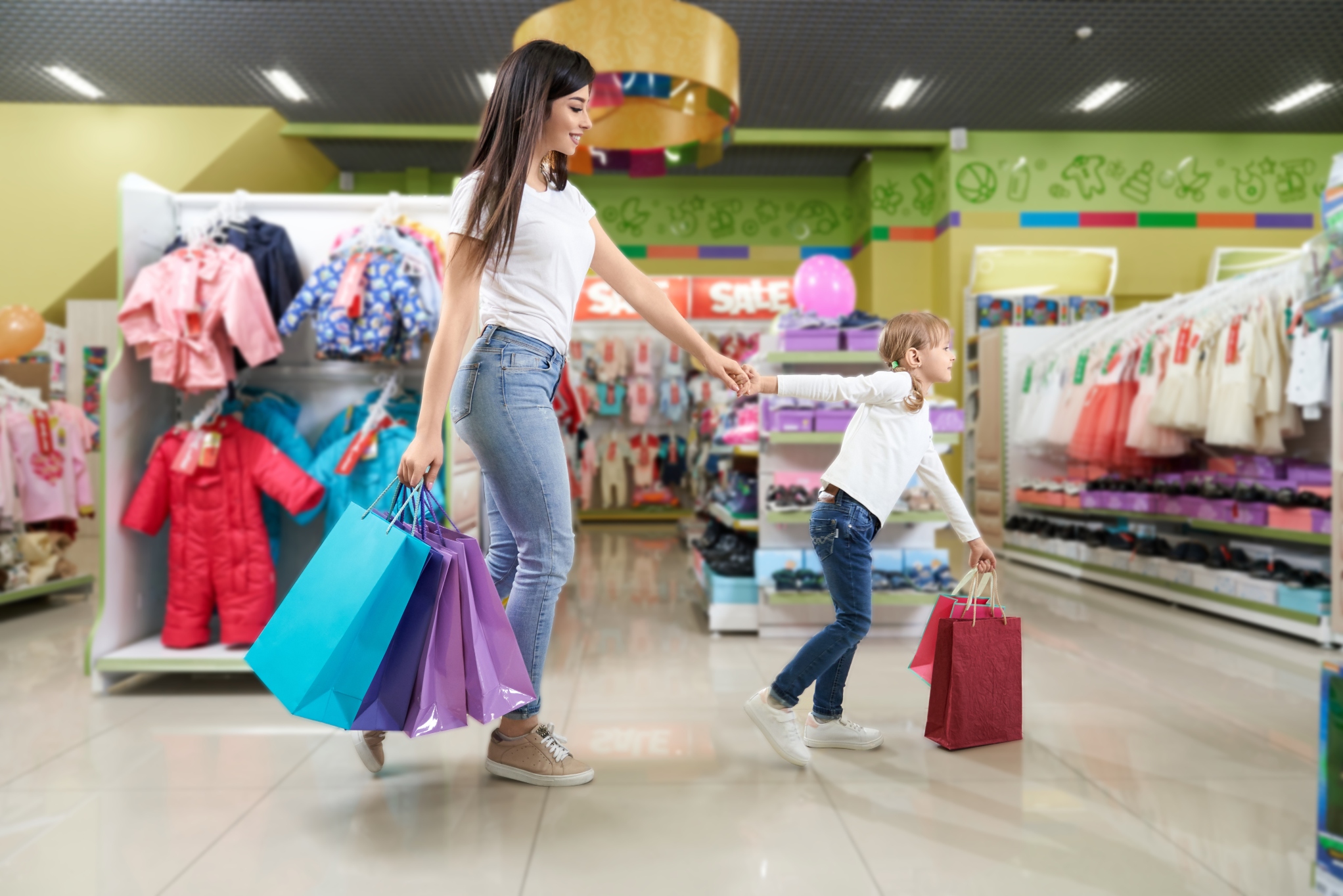 “Na volta a gente compra” é uma frase que atravessa gerações e pode estar relacionada à forma como lidamos com o consumo na vida adulta