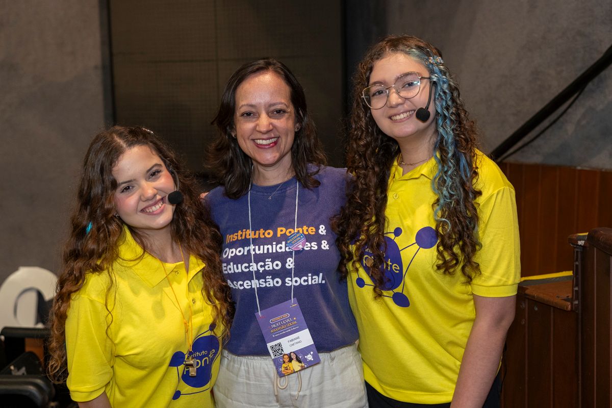 Fabiane Caetano (diretora pedagógica do IP) com as mestres de cerimônia, as alunas Isabela e Rafaelle