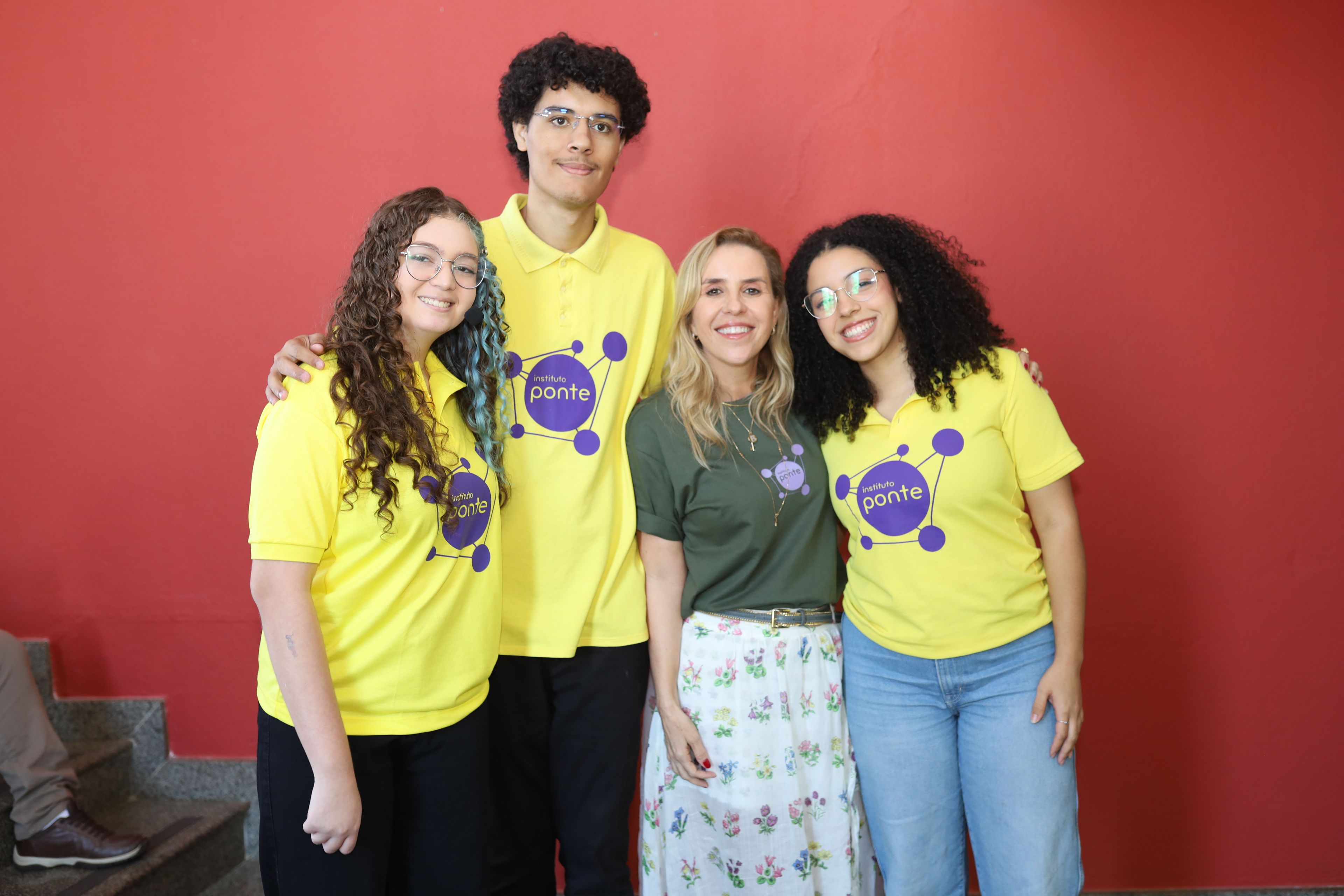 Bartira Almeida entre os alunos do Instituto Ponte Rafaelle, Lucas e Luiza