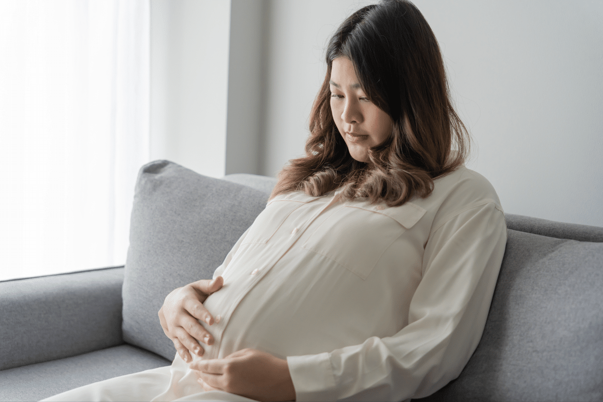 O peso de tentar ser uma mãe perfeita pode ir além da culpa e contribuir para a depressão (Imagem: Lee Charlie | Shutterstock)