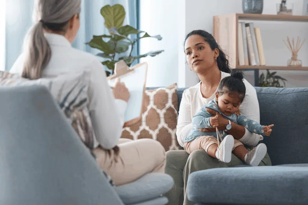 Tristeza persistente, falta de energia e dificuldade de conexão com o bebê são sinais que merecem atenção e podem indicar a necessidade de buscar ajuda profissional (Imagem: PeopleImages | Shutterstock)