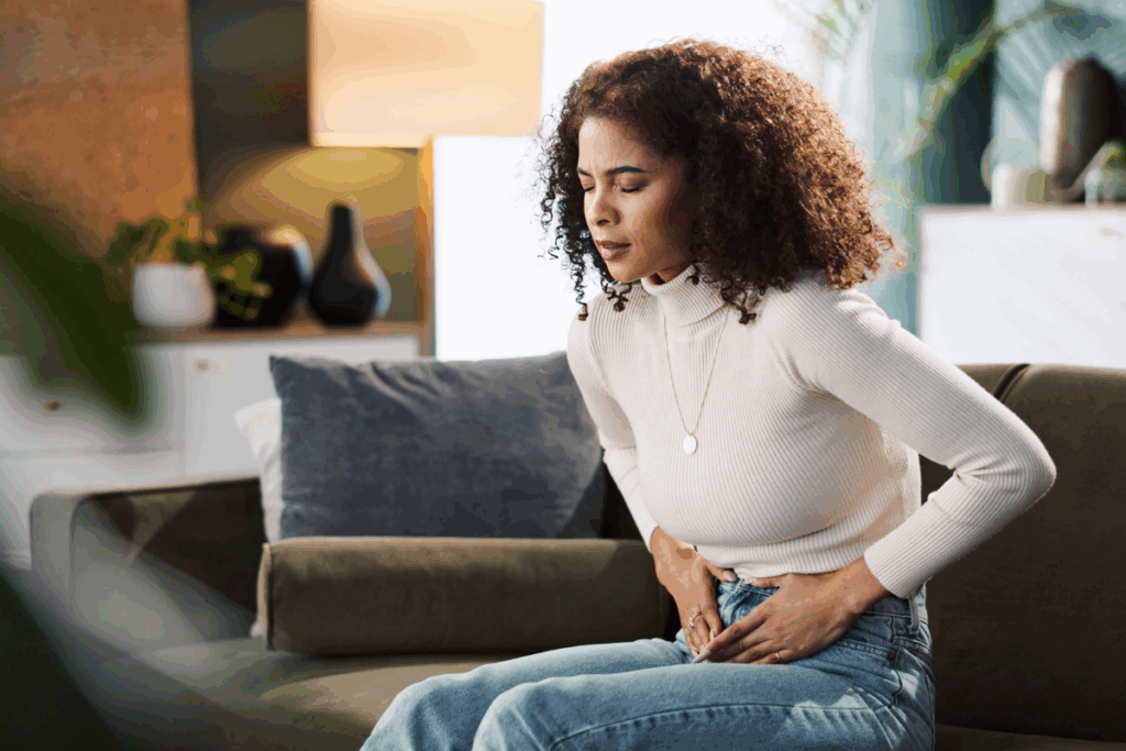 Cólica menstrual intensa não deve ser considerada normal, principalmente quando compromete a qualidade de vida (Imagem: PeopleImages | Shutterstock)