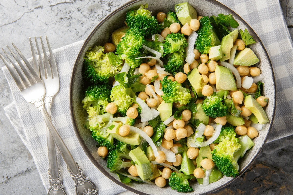 Salada de grão-de-bico com brócolis e abacate (Imagem: Sergii Koval | Shutterstock)
