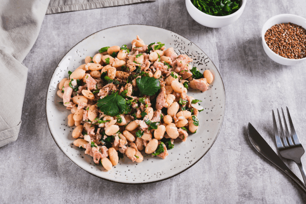 Salada de feijão-branco com atum (Imagem: Rui Elena | Shutterstock)
