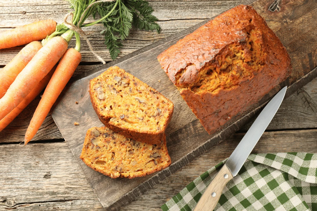 Essa versão do clássico bolo de cenoura é prática, saborosa e nutritiva (Imagem: New África | Shutterstock)