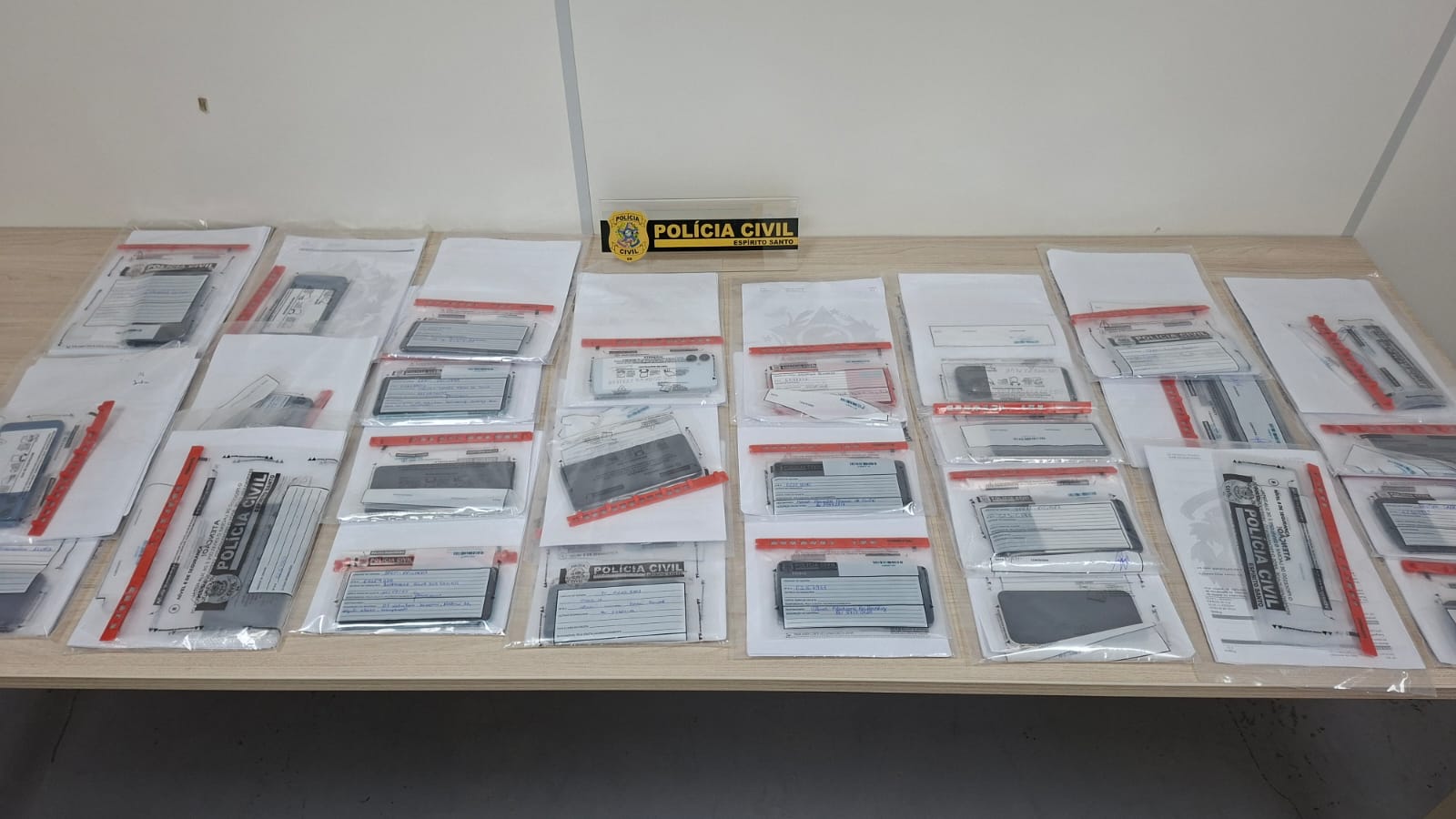 Ação do Projeto Recupera, da Polícia Civil do ES, recuperou mais de xx celulares furtados.