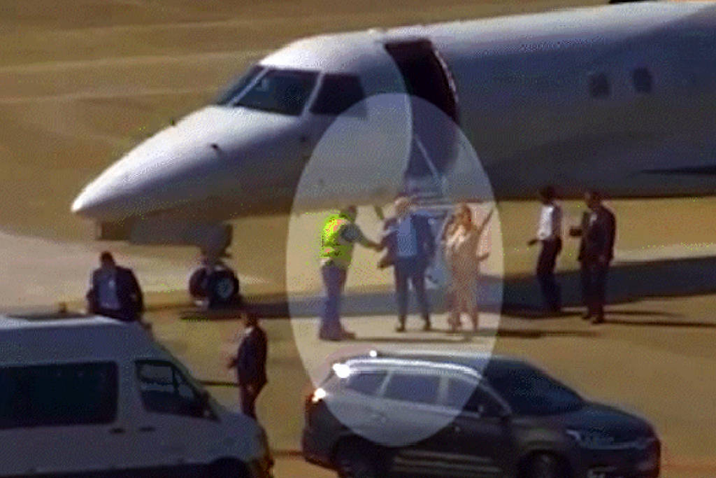 Alexandre de Moraes e Viviane Barci, esposa do ministro, saindo de jatinho ligado a Daniel Vorcaro