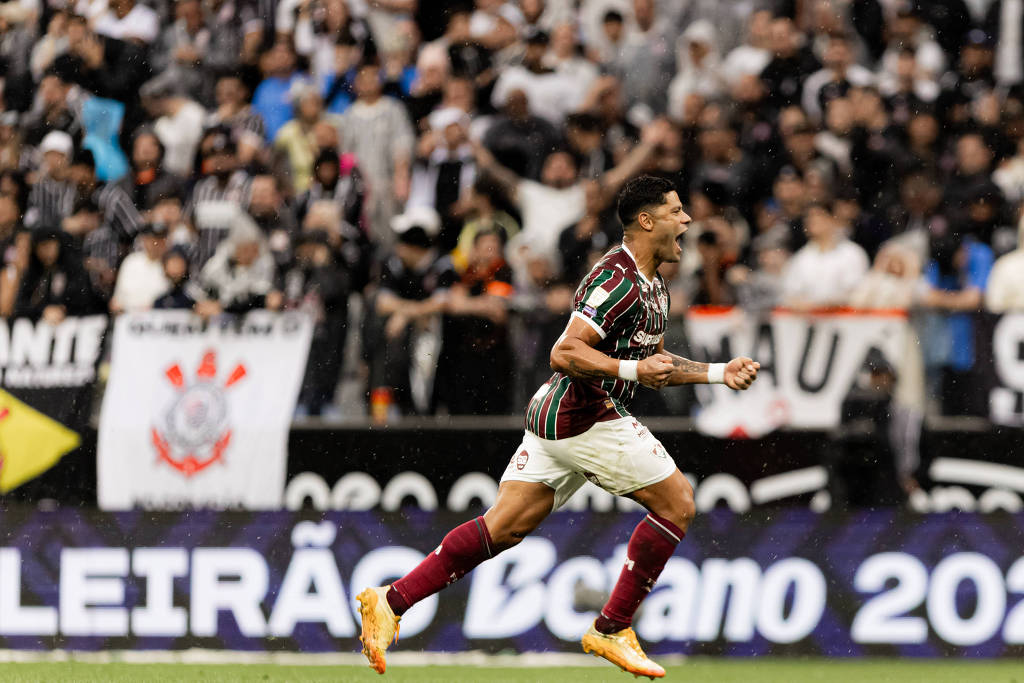 O atacante Hulk celebra um de seus dois gols na vitória do Fluminense sobre o Corinthians no estádio de Itaquera, em São Paulo