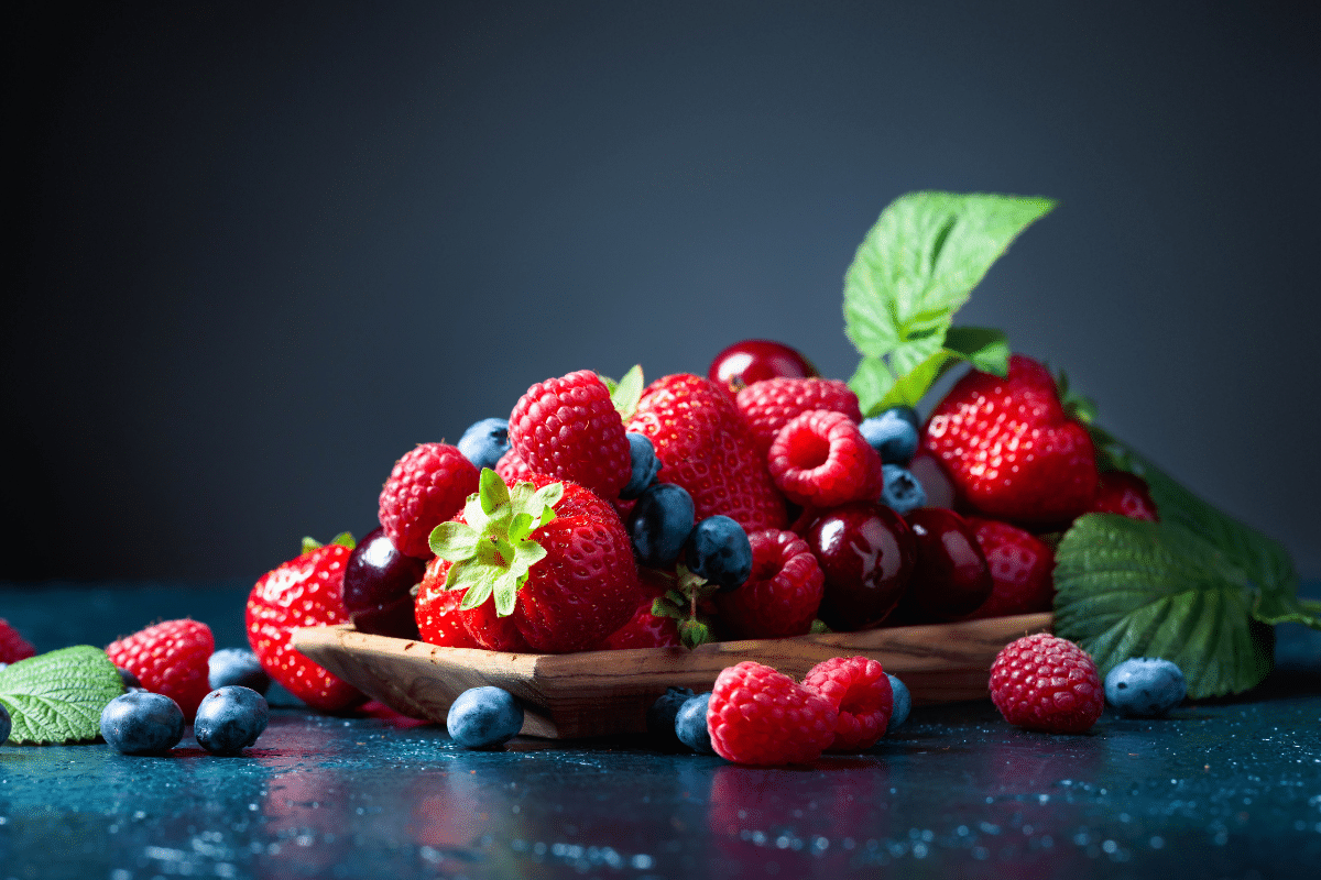 As frutas vermelhas são fonte de flavonois, composto bioativo associado a um menor risco de doenças cardíacas (Imagem: Igor Normann | Shutterstock)